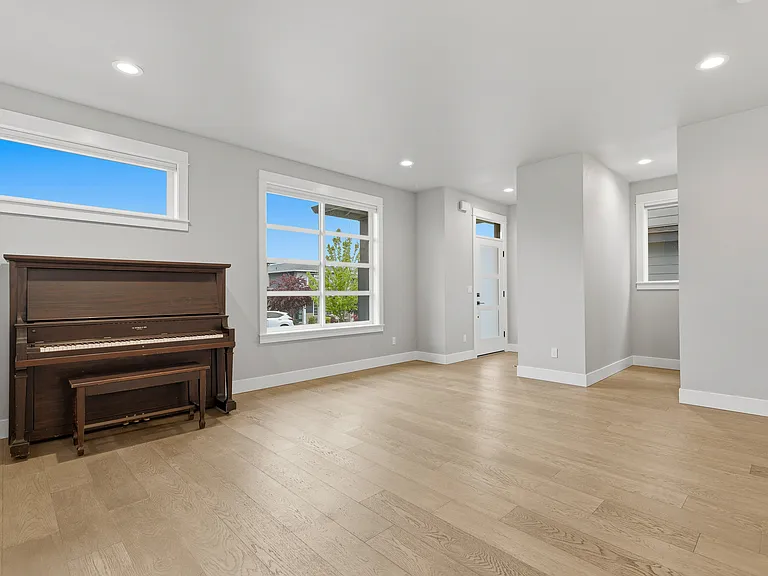 1118 SW Dottie Ct — Photo 3