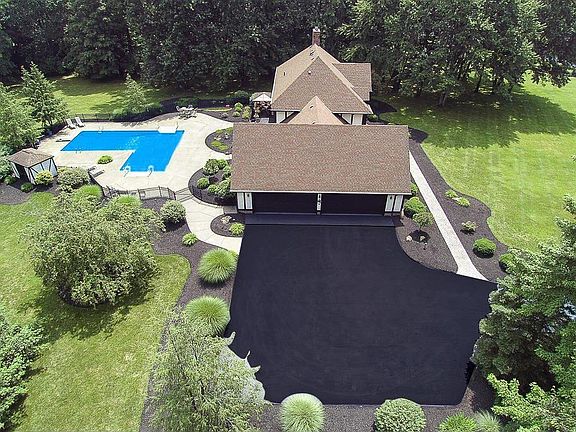 3rd image of 8341 Kingwood Dr
