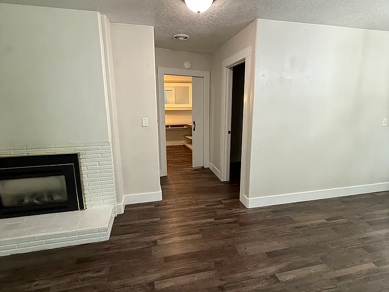 1215 Irving Rd — Photo 3