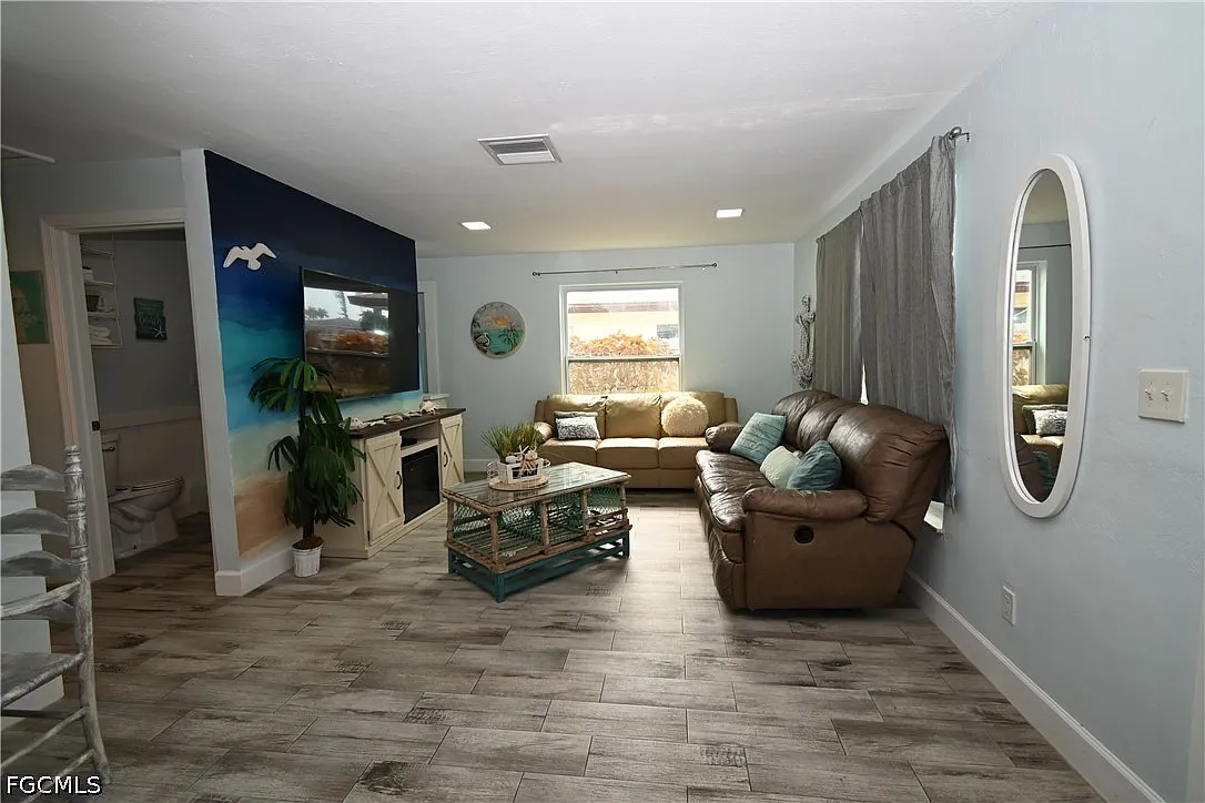 3 bed, 2.0 bath, 855 sqft, $1,425 — Photo 3