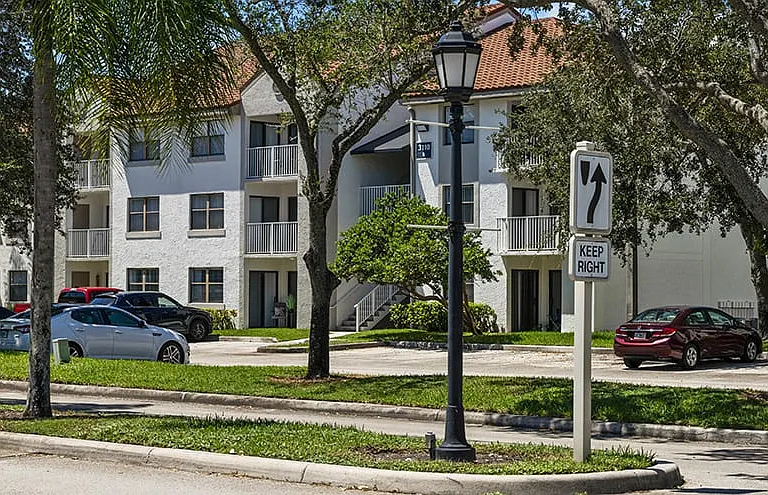 La Vue at Emerald Pointe — Photo 15