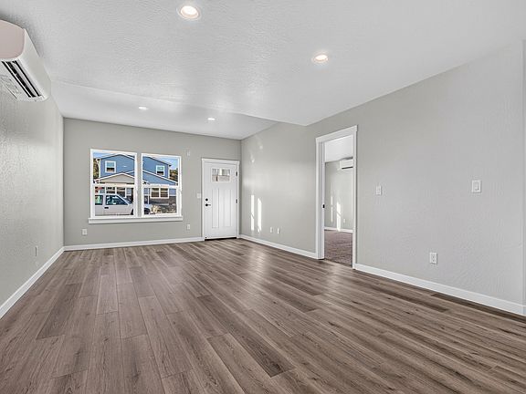 3rd image of 944 Honey Bee St
