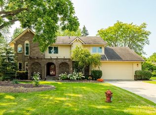 22763 Shadowglen Dr, Farmington Hills, MI 48335