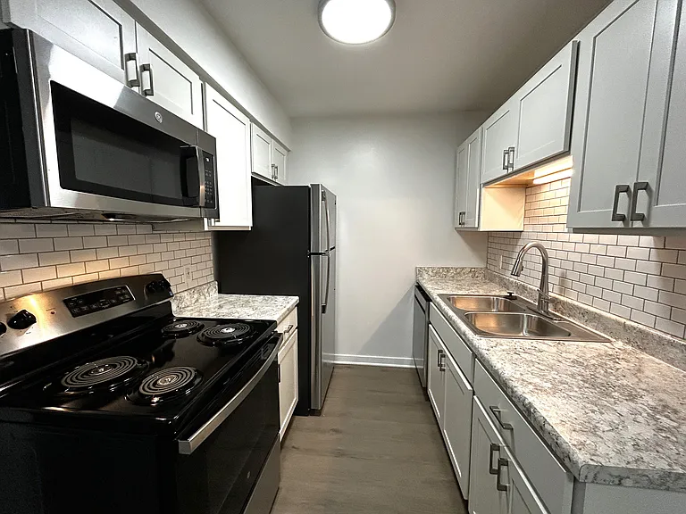 Charter Oaks Apartments — Photo 162