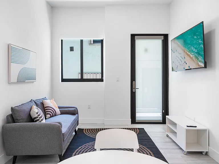 Otto Apartments — Photo 9