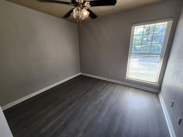 Barton Oaks Apartments — Photo 9