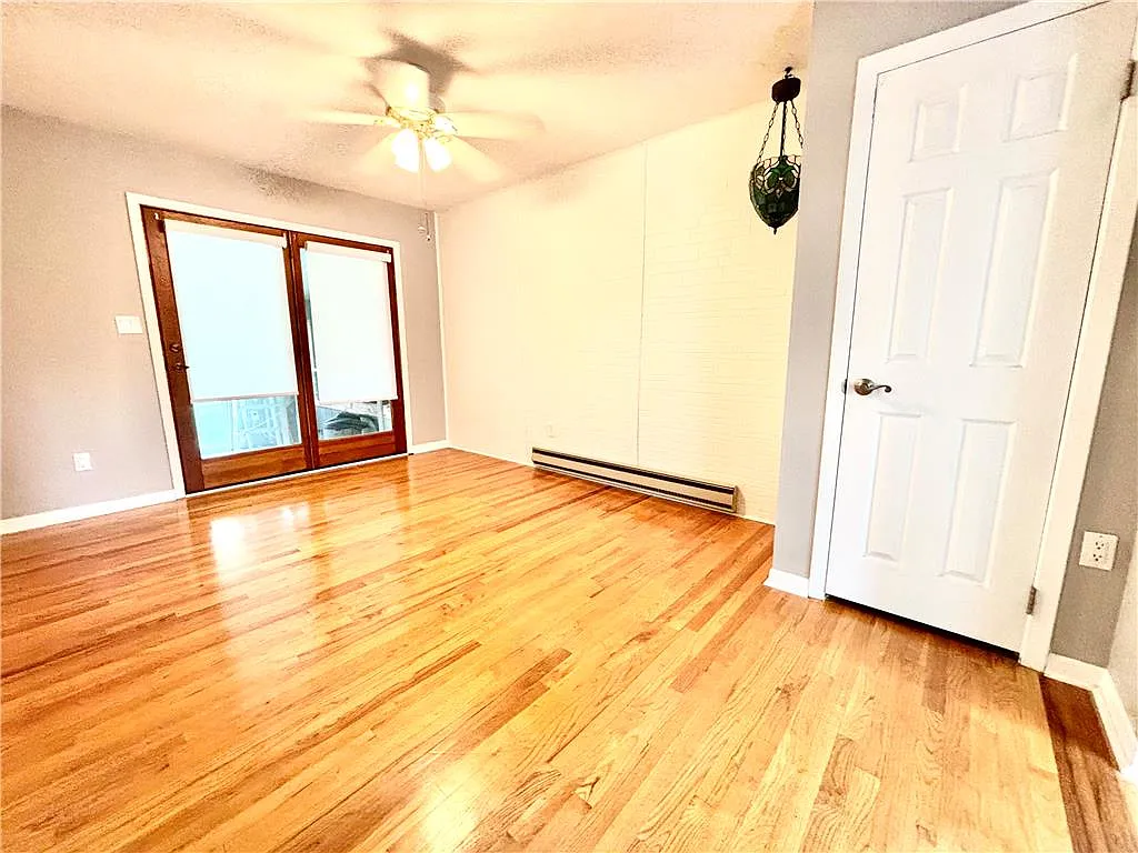 3 bed, 1.5 bath, 1360 sqft, $2,075 — Photo 4