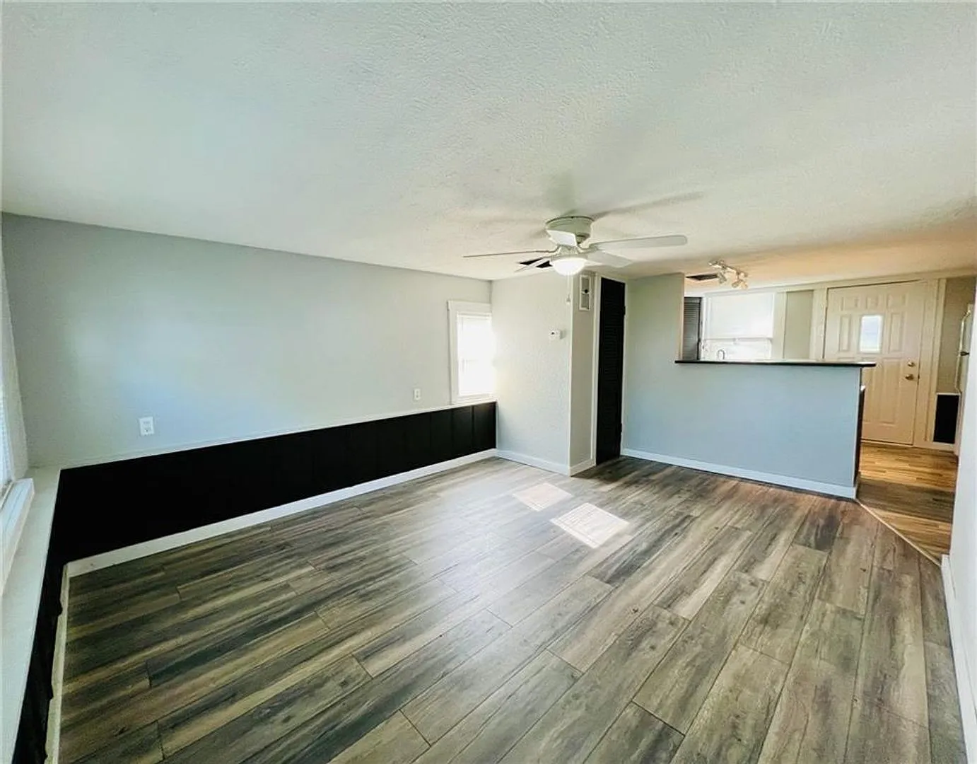 Adorable Bungalow 2/3 Bedroom 1 Bath Rental Home — Photo 4
