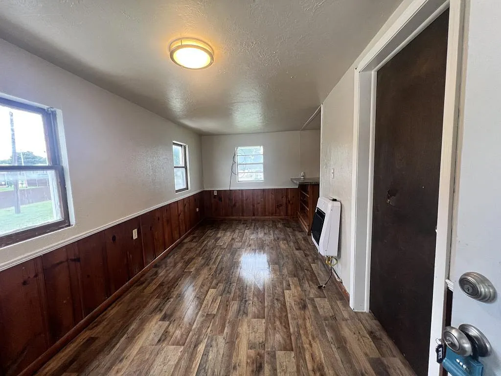 121 S Hope Ave — Photo 4