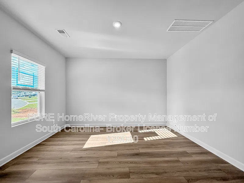 4 bed, 2.5 bath, 2345 sqft, $2,155 — Photo 2