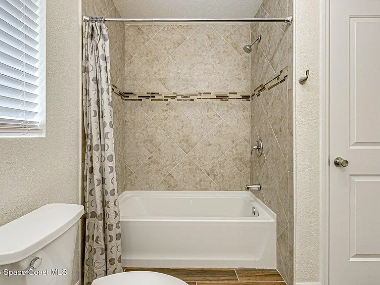 175 NW Valencia Rd — Photo 17
