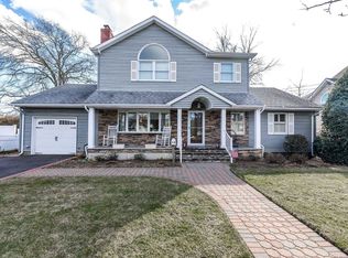 14 Seneca St W, Massapequa, NY 11758