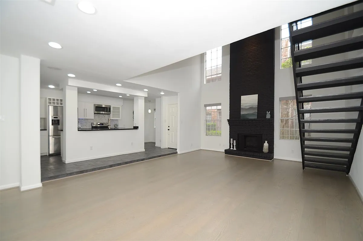Building Photo - 5524 Beverlyhill St #2