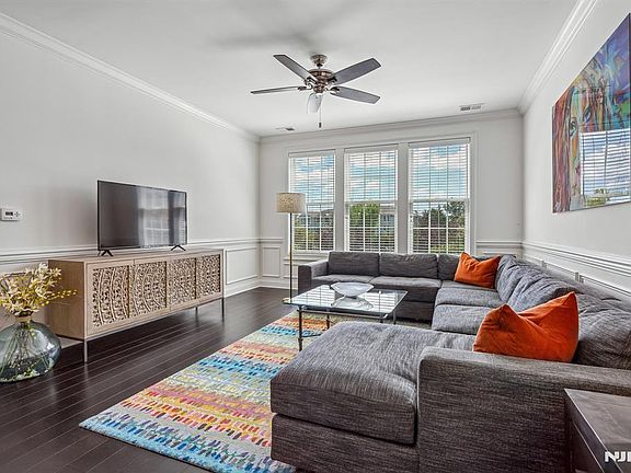 4th image of 901 Four Seasons Ln