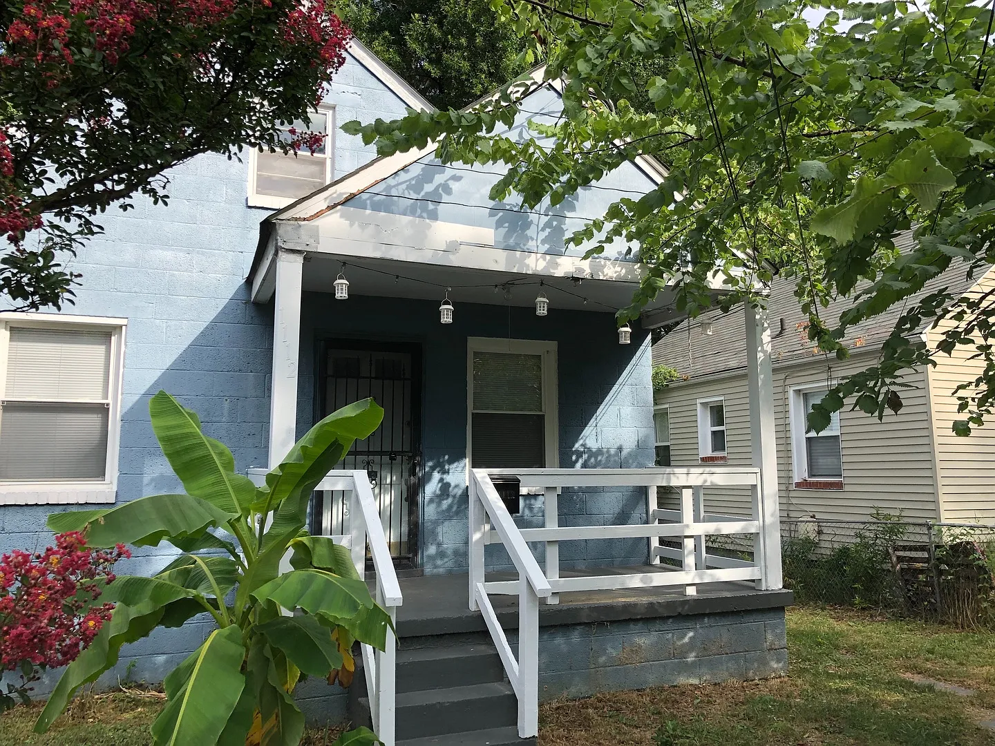 Cute bungalow in Byrd Park with large fenced yard — Photo 1