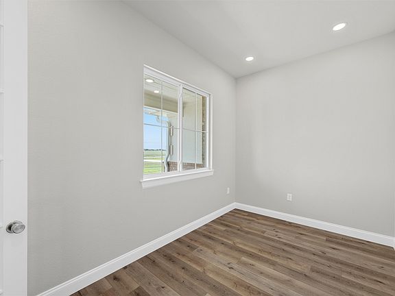 4th image of 995 Galaxy Rd