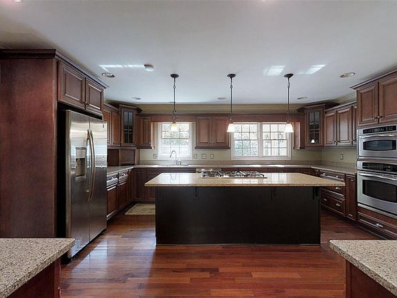 3rd image of 14 Harbor Oaks Dr