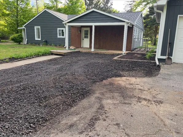 9884 Cedar Island Rd, White Lake, MI 48386