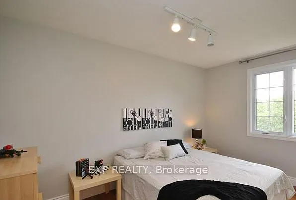1326 Fontenay Cres — Photo 20