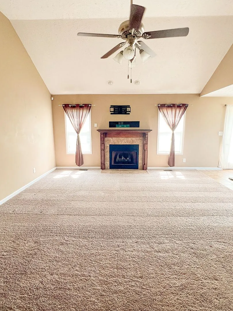 3 Bedroom 2 Bathroom Home — Photo 3