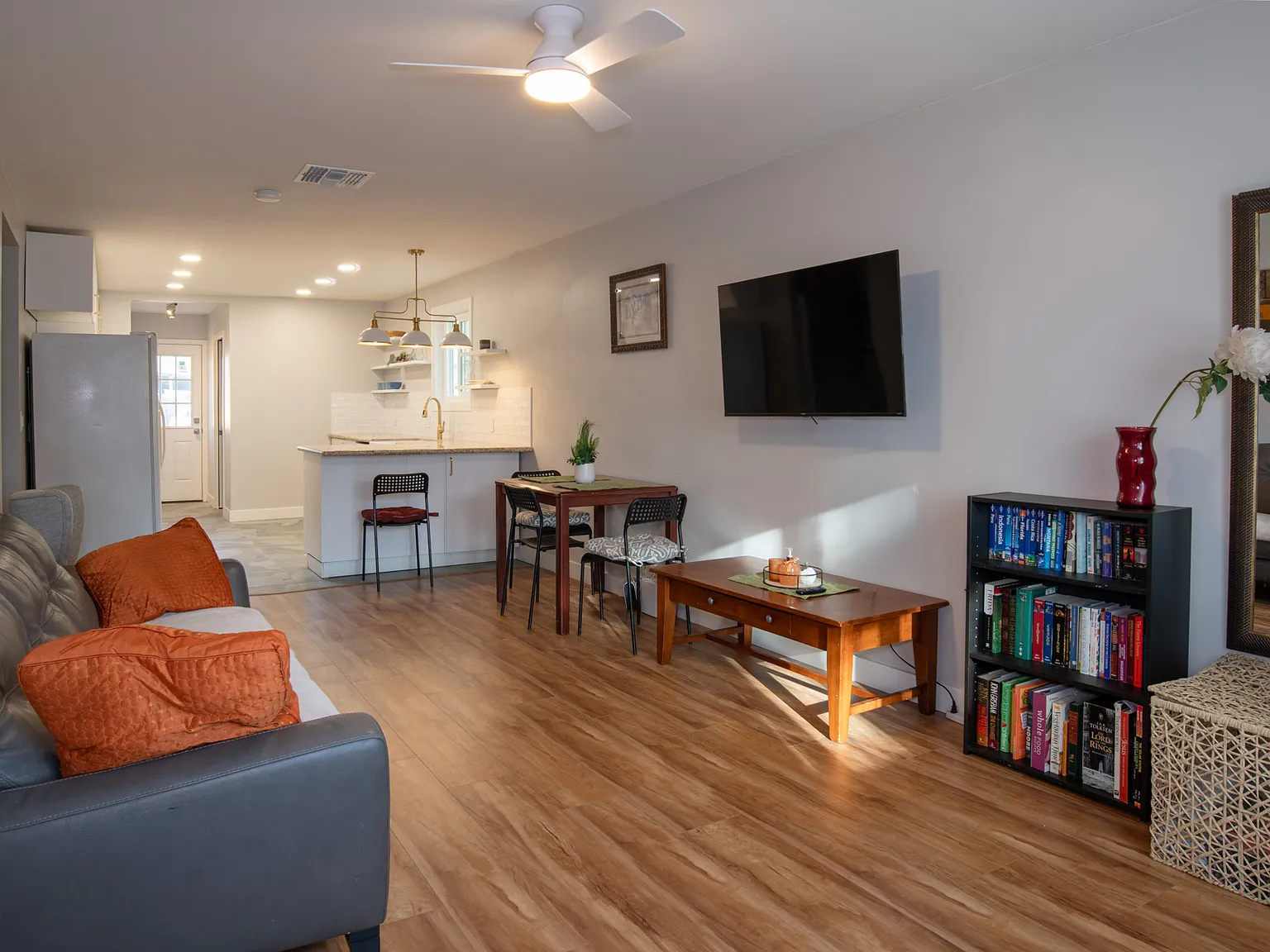 3 bed, 1029 sqft, $3,400 — Photo 3