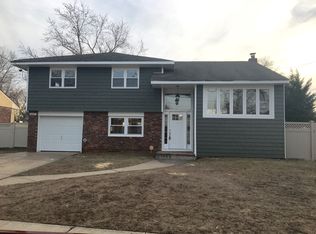 307 Violet St, Massapequa Park, NY 11762