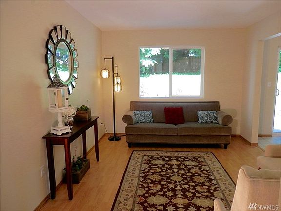 3rd image of 2041 NE Green Glen Ln
