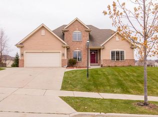 516 Oakmont Dr, Waukesha, WI