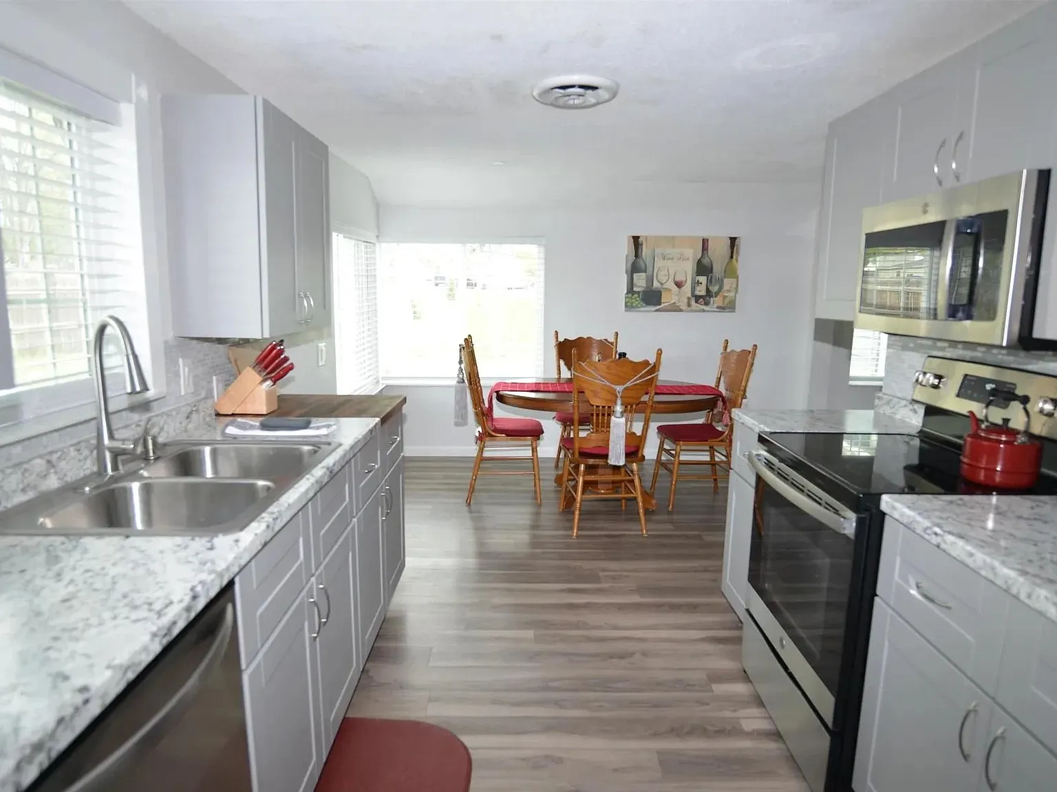 711 Warner Ave — Photo 3