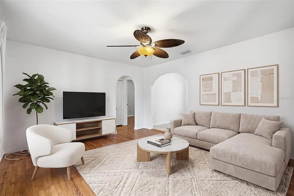 3 bed, 1.0 bath, 1083 sqft, $2,250 — Photo 3