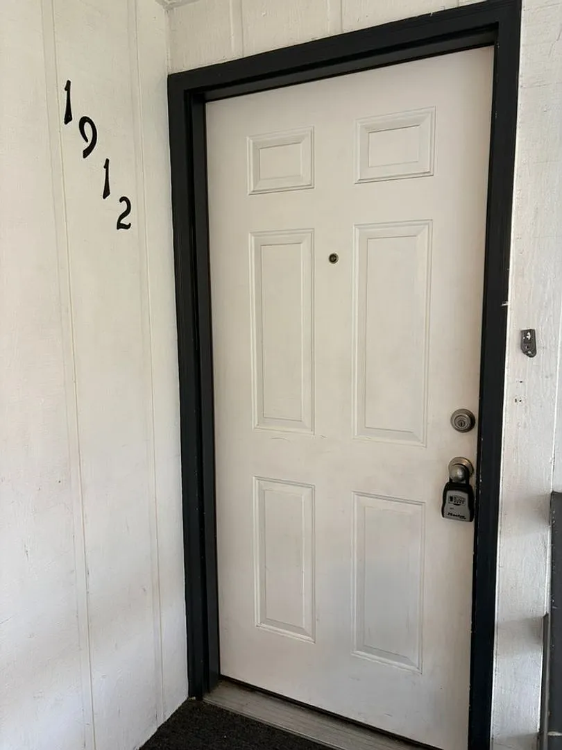 MP27 - 1910-1916 E Wellesley Ave — Photo 2