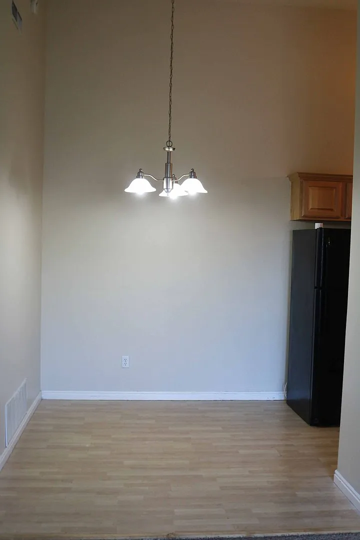 Top Level Westbury Condo for Rent! — Photo 3