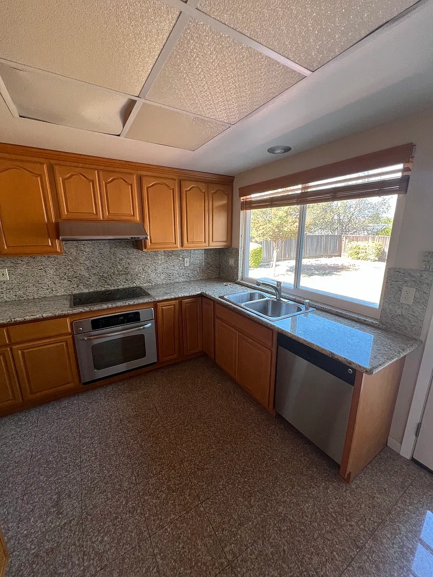 4 bed, 2167 sqft, $5,950 — Photo 2
