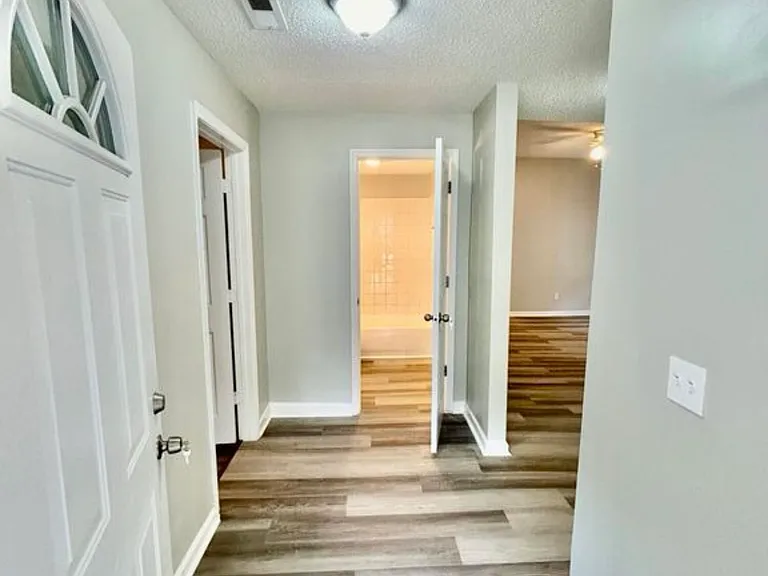 2405 N Chamberlain Ave — Photo 2