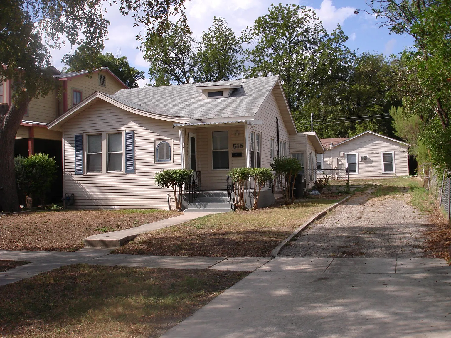 515 W Huisache Avenue — Photo 2