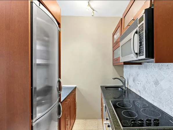 348 W 56th St APT 5B, New York, NY 10019