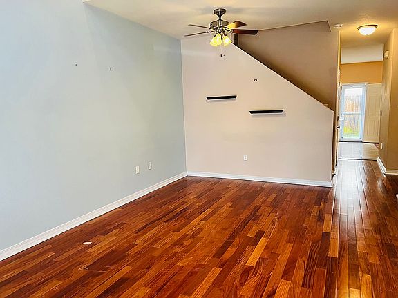 3rd image of 1539 Bentley Cir