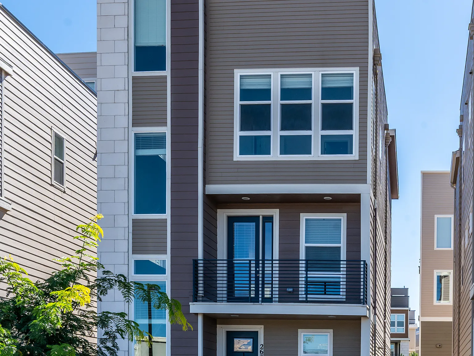 2 bed, 1939 sqft, $3,200 — Photo 2