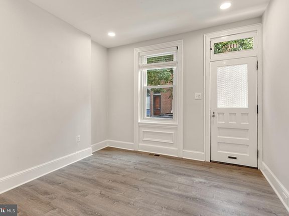 2nd image of 1134 E Oxford St