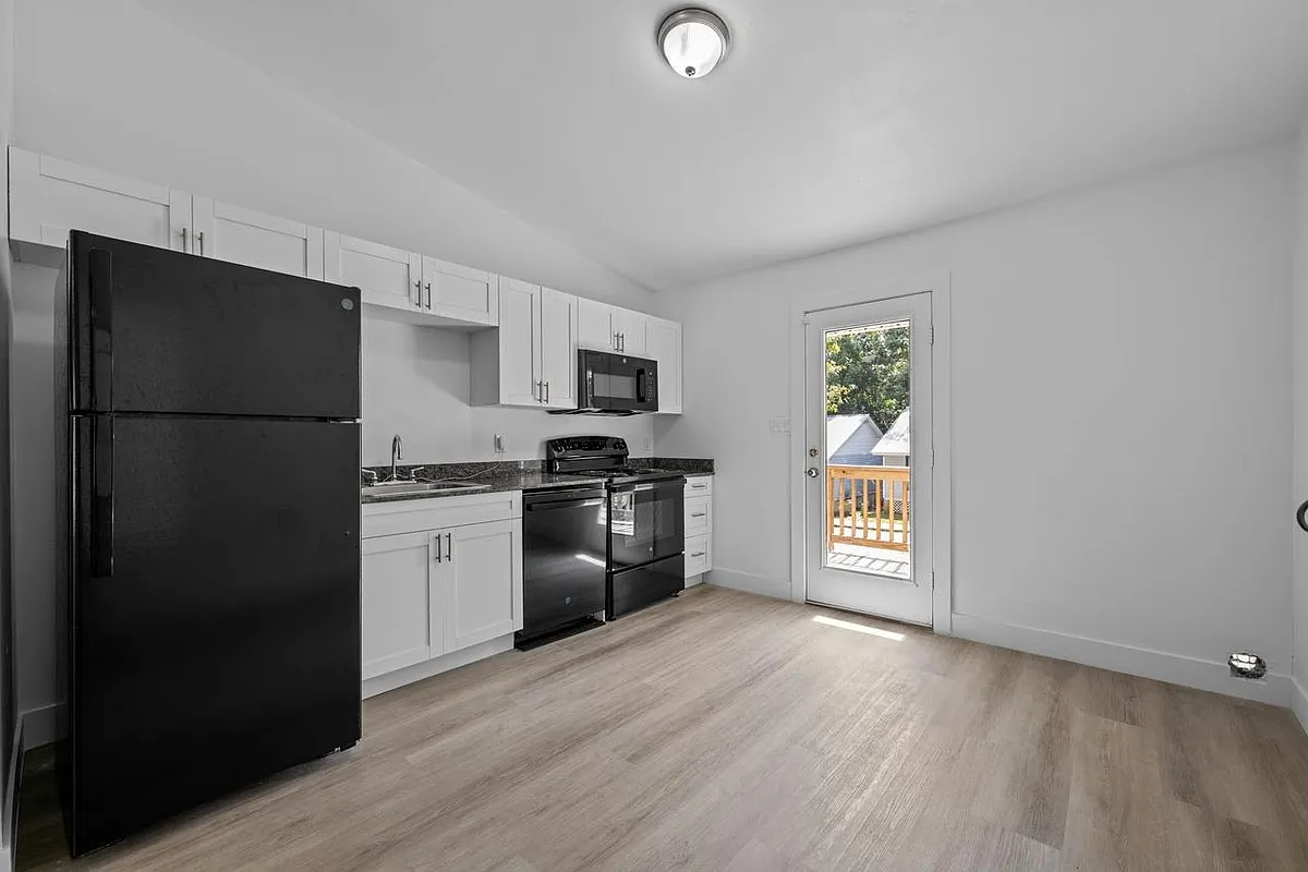 Building Photo - 2250 Magnolia Cir #2