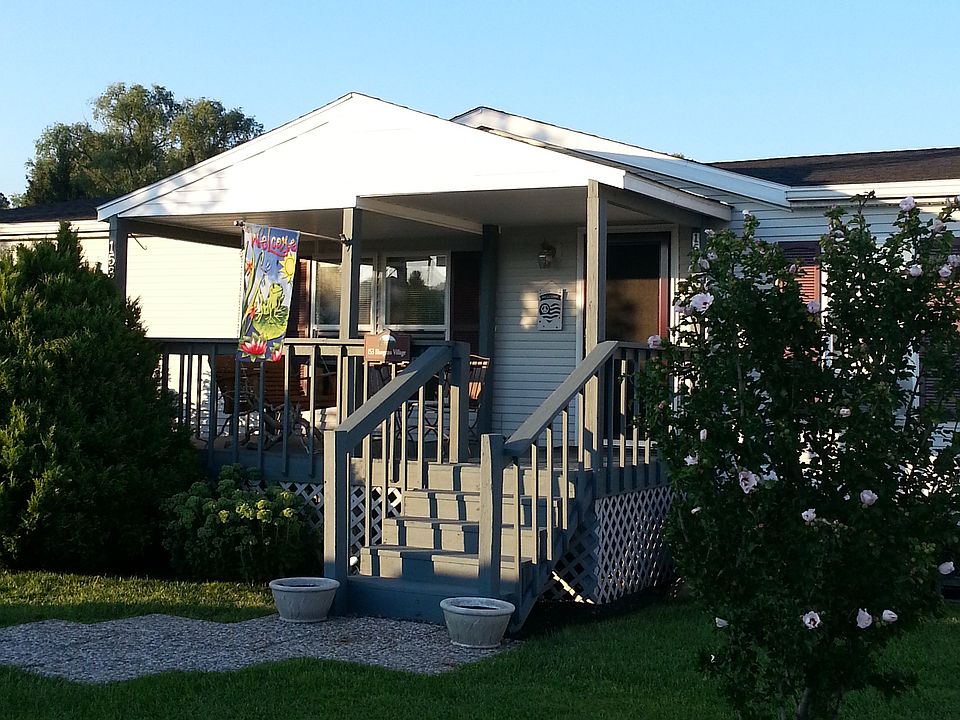 Covered front porch with Swing