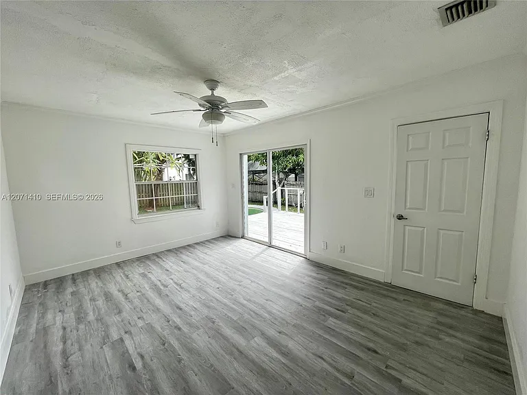 820 SE 12th St #2 — Photo 3