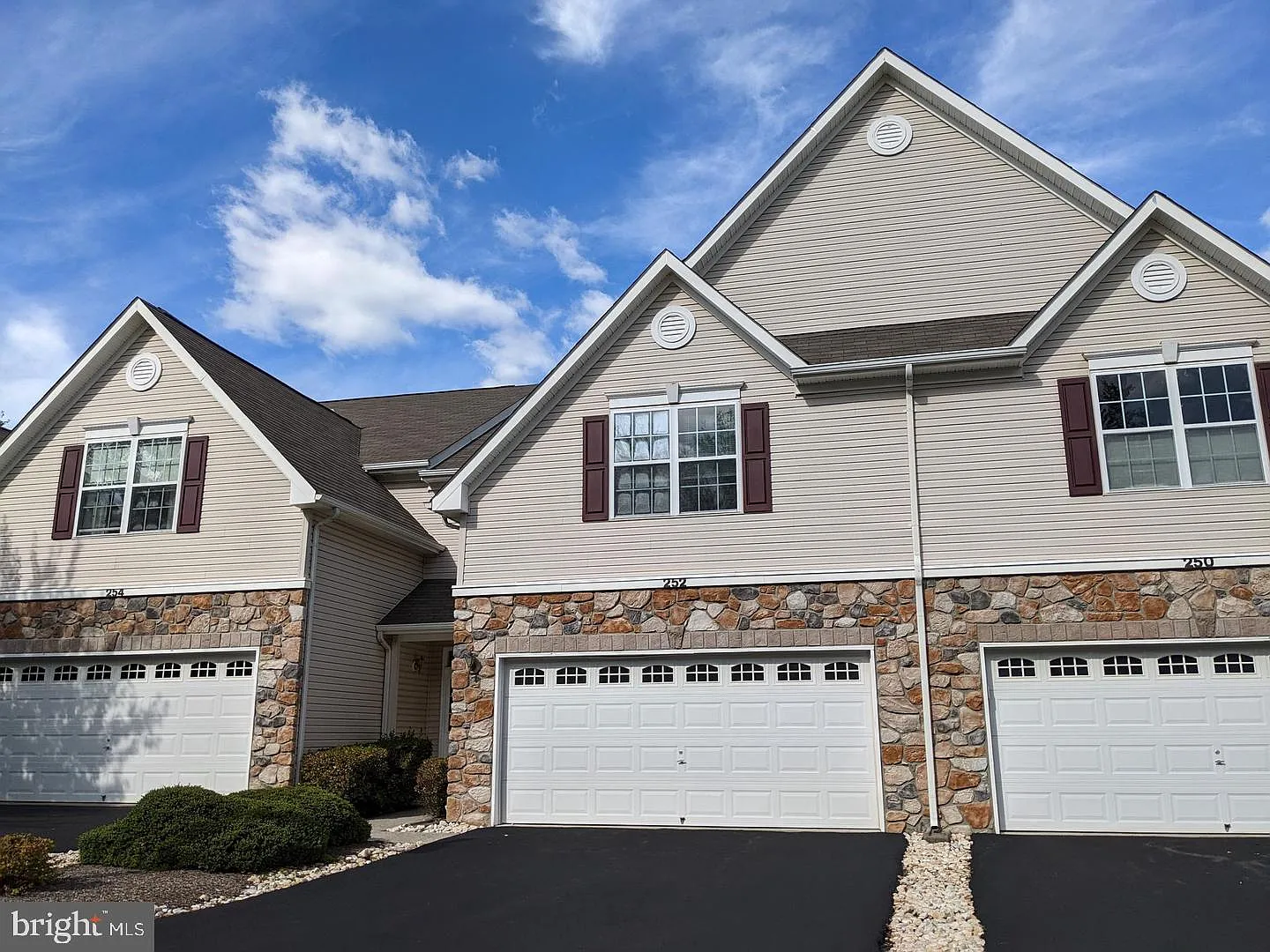 3 bed, 2.5 bath, 2312 sqft, $3,500 — Photo 2