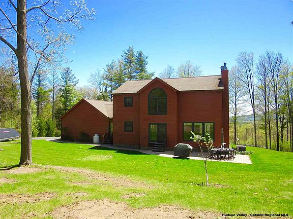 4th image of 82 Thomas Dr