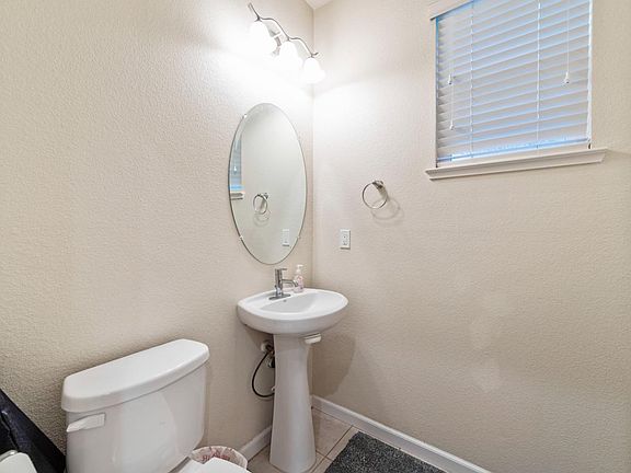 3rd image of 921 Dixieanne Ave
