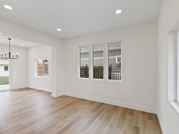 4th image of 2801 E Diamond Ave