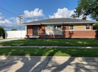 32876 Beacon Ln, Fraser, MI 48026