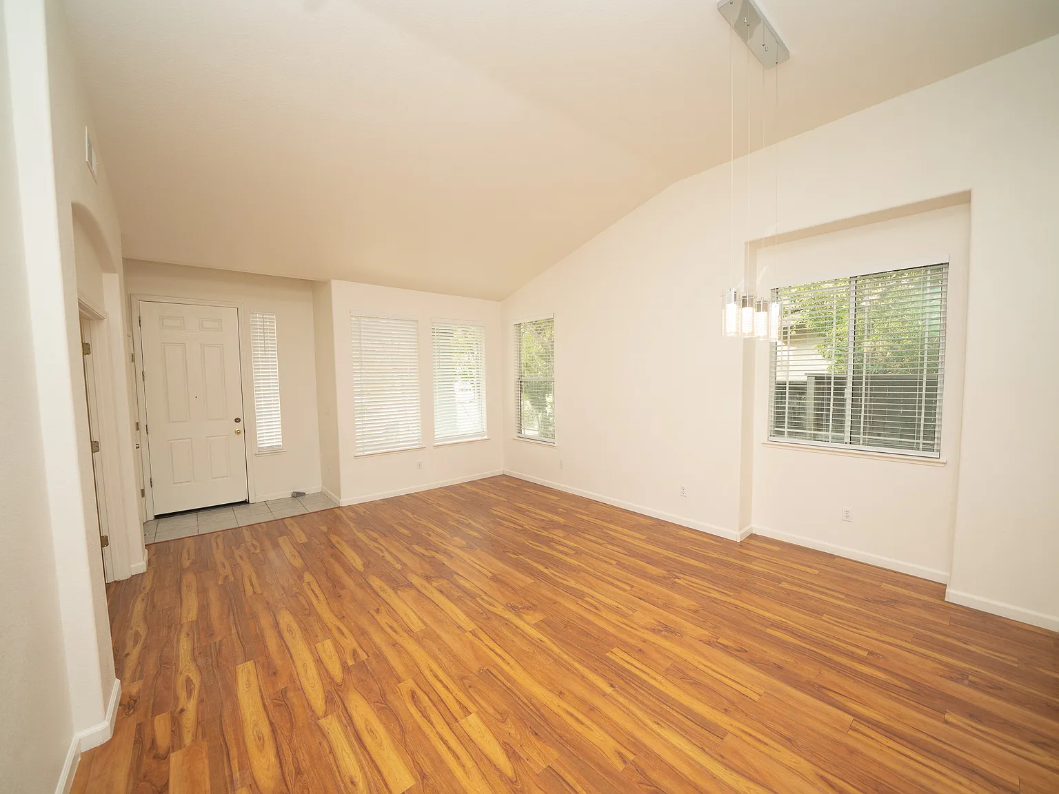 4 bed, 1747 sqft, $2,695 — Photo 3