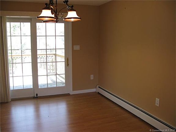 4th image of 20 Leslie Dr