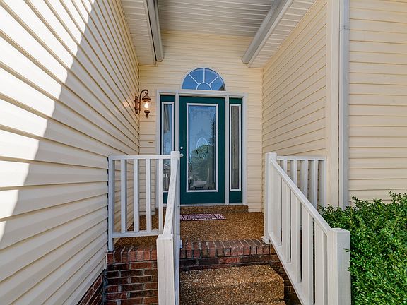 3rd image of 104 Ashwood Ct